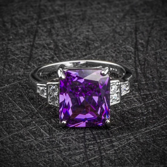 Charming large  CZ Stone sterling silver ring - Picture 3 of 3